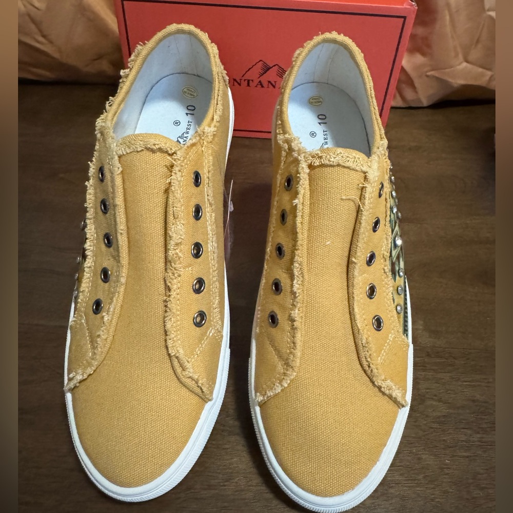 #1507 Casual Canvas Slip Ons. Montana West with design on outer side of shoes.